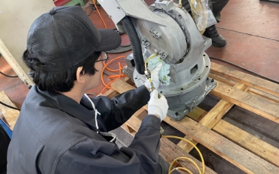 給脂口から新しいグリースを給脂し、排脂口から押し出されてくるグリースが新しいグリースになるまで給脂する。